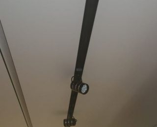 Натяжные потолки с трековым освещением