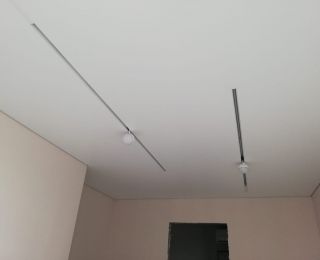 Натяжные потолки с трековым освещением