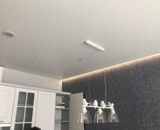 Натяжной потолок с контурной подсветкой