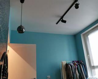 Натяжные потолки с трековым освещением