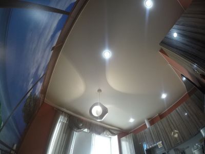 Натяжные потолки на кухне