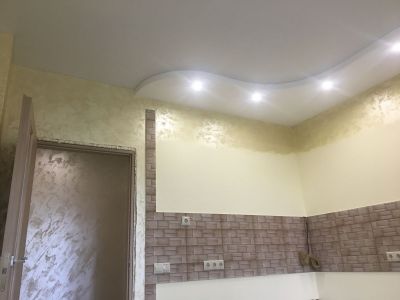 Натяжные потолки на кухне