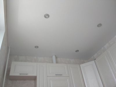 Натяжные потолки на кухне