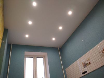 Натяжные потолки на кухне