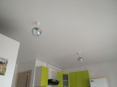 Натяжные потолки на кухне