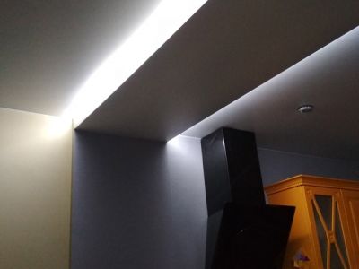 Натяжные потолки на кухне