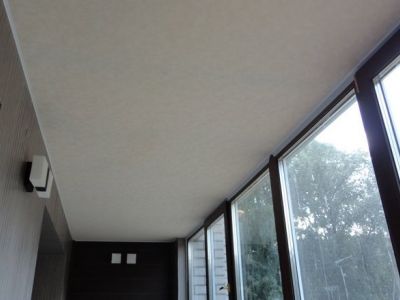 Варианты дизайна натяжных потолков на балконе