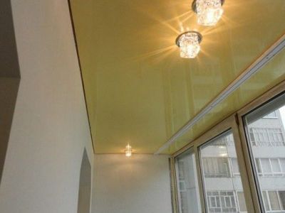 Варианты дизайна натяжных потолков на балконе