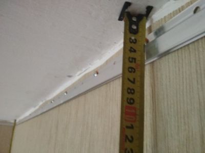 На сколько уменьшится помещение после установки натяжного потолка?