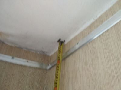 На сколько уменьшится помещение после установки натяжного потолка?