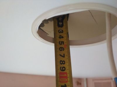 На сколько уменьшится помещение после установки натяжного потолка?