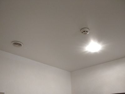 Пожарный датчик на натяжной потолок