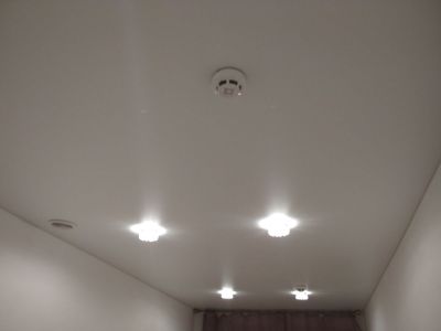 Пожарный датчик на натяжной потолок