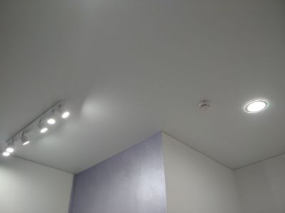 Пожарный датчик на натяжной потолок