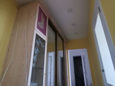 Мешает ли мебель установке натяжного потолка?