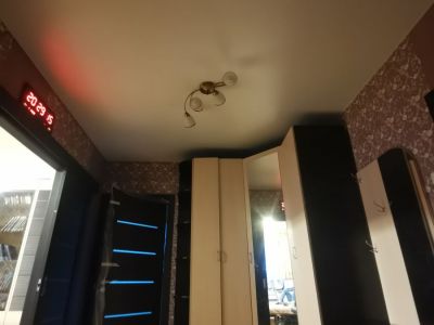 Мешает ли мебель установке натяжного потолка?