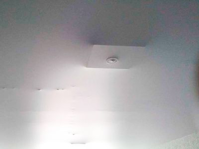 Натяжной потолок прилипает к потолку