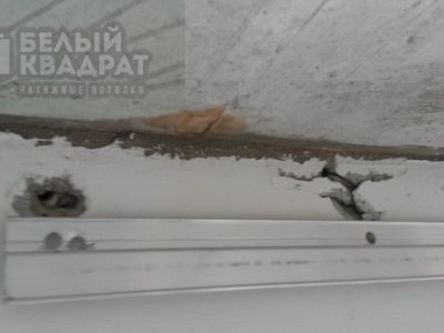 На сколько опускается натяжной потолок.