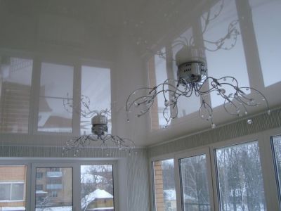 Варианты дизайна натяжных потолков на балконе