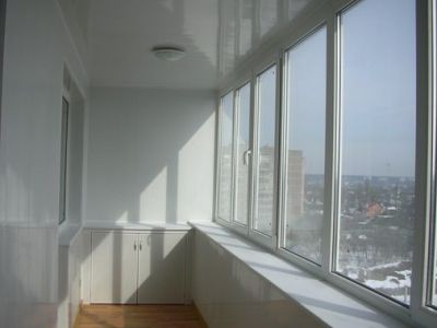 Варианты дизайна натяжных потолков на балконе