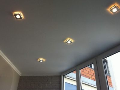 Варианты дизайна натяжных потолков на балконе